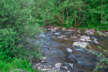 Akan sular huzur verici, rahatlatıcı bir sahne yaratıyor. Arka plan ve doğa temalı projeler için mükemmel..