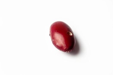 Küçük delikli tek bir böbrek çekirdeği temiz beyaz bir zemin üzerinde izole edilir. Bu da dokusunu ve zengin rengini gösterir..