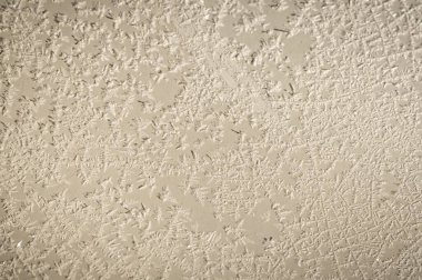 Güzel bir makro çekim, soğuk bir yüzeyde narin eğrelti otu benzeri desenler oluşturan karmaşık buz kristallerini ortaya çıkarır..