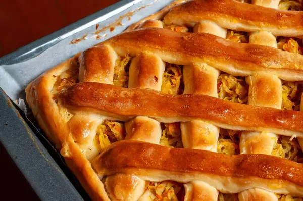 Nefis bir yemeği paylaşmak ya da zevk almak için mükemmel, kafes kabuklu, yeni pişmiş lezzetli bir turta. Dolgu görünür..