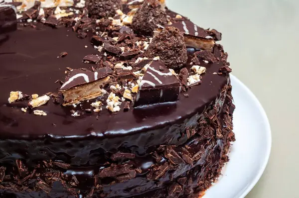 Bu bozuk çikolatalı pasta zengin ganache, çikolata talaşı ve dekoratif parçalar içerir. Her durum için mükemmel bir tatlı, bu pasta görsel bir ikram ve lezzetli bir hoşgörü..