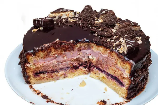 Lezzetli çikolatalı pasta, dilimlenmiş krema, reçel ve sünger katmanlarını sergiliyor..