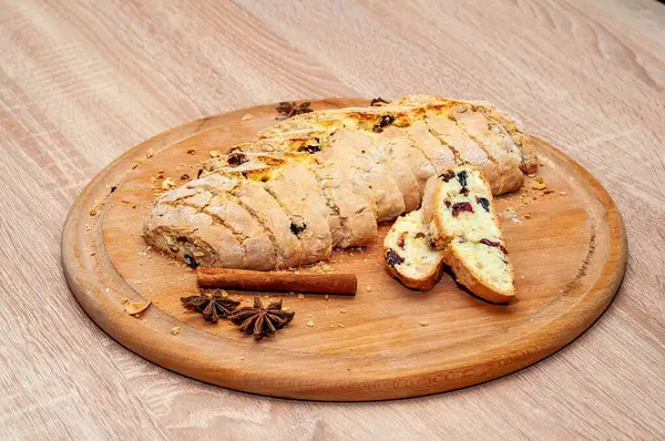 Kızılcık aromalı dilimlenmiş bisküvi anason ve tarçın gibi baharatlarla ahşap servis tahtasına oturur. Bu yakın çekim..