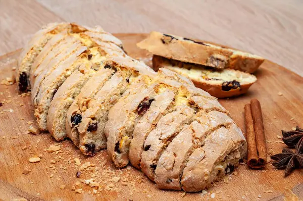 Yaban mersinli ve fındıklı dilimlenmiş bisküvi ahşap kesim tahtasına dizilmiş, kahve ya da çayla harika gider..