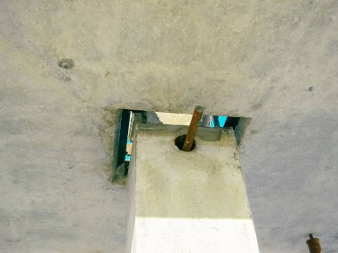 Yukarıya bakan bir görüntü, metal bir çubukla somut mimariyi soyut bir inşaat sahnesi sunarken gösteriyor..