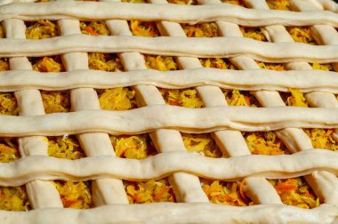 Lahana ve havuç gibi lezzetli sebzelerle dolu altın kafes şeklinde turta kabuğunun yakın çekimi, gıda projeleri için mükemmel..