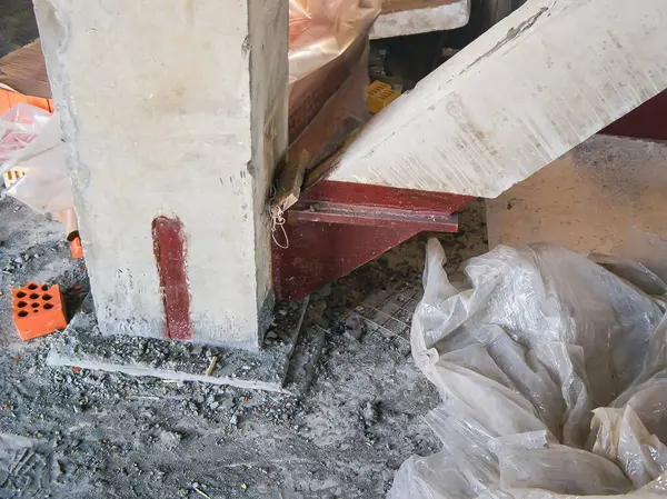 Yapısal destekli beton sütun ve yerdeki inşaat atıkları endüstriyel atmosferi yakalıyor..