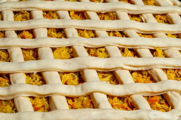 Lahana ve havuç gibi lezzetli sebzelerle dolu altın kafes şeklinde turta kabuğunun yakın çekimi, gıda projeleri için mükemmel..