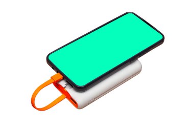 Yeşil ekranlı akıllı bir telefon, modern teknolojiyi gösteren taşınabilir bir güç bankasında şarj oluyor..