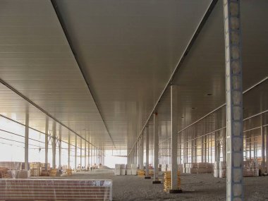 Sağlam metal kirişler ve çakıl döşeme, sanayi ilerlemesi ve altyapı geliştirme çalışmalarının yer aldığı geniş bir inşaat alanı.
