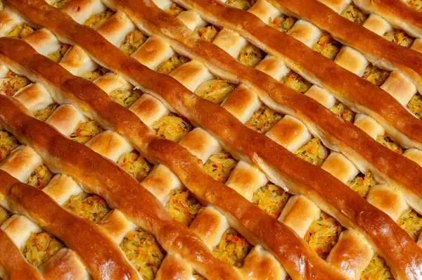 Güzel bir kafes kabuğuyla lezzetli bir turtanın yakın çekimi. Fırında pişirilen yemekler, yemek temaları ve yemekle ilgili projeler için mükemmel bir dolgu malzemesi sunuyor..