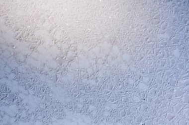 Buz kristallerinden oluşan narin bir mozaik soğuk bir yüzey üzerinde büyüleyici bir desen oluşturarak kışın dokunuşunun güzelliğini anımsatıyor..