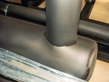 Endüstriyel boru tesisatlarına yakın çekim, yalıtımlı bir kavşak, tasarım ve mühendislik yönlerini vurguluyor.