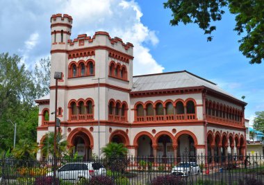 İspanya Limanı, Trinidad ve Tobago - 8 Temmuz 2023 - Trinidad 'daki yedi muhteşem binadan biri olan Başpiskopos Sarayı. Queen 's Park Savannah' ın karşısındaki Maraval Yolu 'nda yer almaktadır..