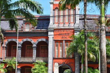 İspanya Limanı, Trinidad ve Tobago - 8 Temmuz 2023 - Queen 's Royal College - erkek öğrenciler için bir lise veya üniversite. Queen 's Park Savannah' ın karşısındaki muhteşem yedi binadan biri..