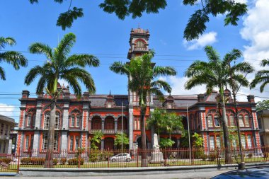 İspanya Limanı, Trinidad ve Tobago - 8 Temmuz 2023 - Queen 's Royal College - erkek öğrenciler için bir lise veya üniversite. Queen 's Park Savannah' ın karşısındaki muhteşem yedi binadan biri..