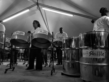 İspanya Limanı, Trinidad ve Tobago - 11 Ağustos 2023 - Steelpan oyuncuları Woodford Meydanı 'ndaki Dünya Çelik Günü kutlamaları sırasında Steelpans' ı yendi veya çaldı. 