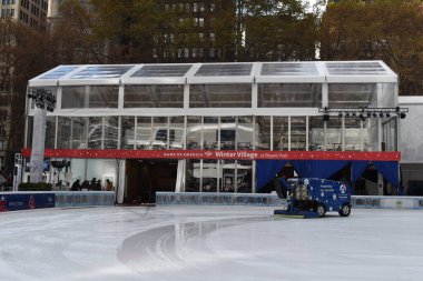 Manhattan, New York, USA- 3 Aralık 2024 - Zamboni, sıcak çikolatadan güç alarak, Amerika Bankası Kış Köyü 'ndeki buz pateni pistindeki buzları temizlemek için kullanılıyor..