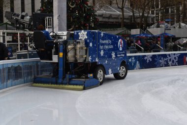 Manhattan, New York, USA- 3 Aralık 2024 - Zamboni, sıcak çikolatadan güç alarak, Amerika Bankası Kış Köyü 'ndeki buz pateni pistindeki buzları temizlemek için kullanılıyor..