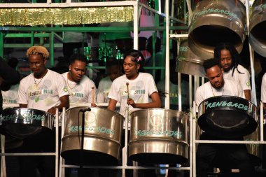 İspanya Limanı, Trinidad ve Tobago - 8 Mart 2025 - BP Hain Çelik Orkestrası üyeleri Lagniappe 2025 Karnavalı sırasında Queen 's Park Savannah.