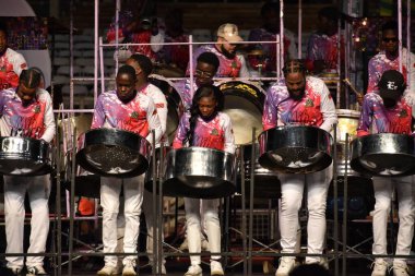 İspanya Limanı, Trinidad ve Tobago - 8 Mart 2025 - Queen 's Park Savannah' da düzenlenen Lagniappe 2025 Karnavalı sırasında Altın Eller Çelik Orkestrası üyeleri.