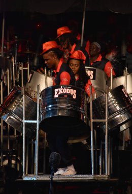 İspanya Limanı, Trinidad ve Tobago - 8 Mart 2025 - Cumhuriyet Bankası Exodus Steelband üyeleri Lagniappe 2025 Karnavalı sırasında Queen 's Park Savannah.