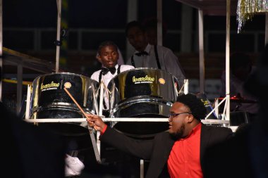 İspanya Limanı, Trinidad ve Tobago - 8 Mart 2025 - Shell Invaders Youth Steel Orkestrası üyeleri, Queen 's Park Savannah' da düzenlenen Lagniappe 2025 Karnavalı sırasında Steelpans çalıyorlar.