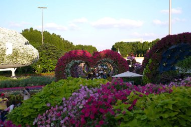 Dubai, Birleşik Arap Emirlikleri, 11 Aralık 2022, Dubai Mucize Bahçesi, Dubailand bölgesinde ve dünyada eşi benzeri görülmemiş bir gösteri ve birçok insanın ziyaret ettiği abartılı bir açık hava eğlence mekanı.