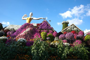 Dubai, Birleşik Arap Emirlikleri, 11 Aralık 2022, Dubai Mucize Bahçesi, Dubailand bölgesinde ve dünyada eşi benzeri görülmemiş bir gösteri ve birçok insanın ziyaret ettiği abartılı bir açık hava eğlence mekanı.