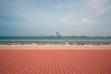 Palm Jumeirah 'dan Dubai Skyline' a Burj Al Arab ve Dubai 'nin gündüz manzarası