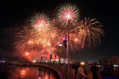 Dubai, Birleşik Arap Emirlikleri Nisan 04 2024 Dubai Festival Merkezi DFC, Ramazan ayını kutlamak için Havai fişekler