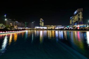 Taşkent Şehir Parkı Özbekistan 23 Mart 2025 Taşkent Şehir Parkı ve şehir merkezinin karşısındaki çeşmeler gece görüşü