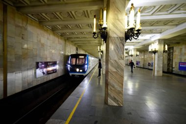 Taşkent Özbekistan 24 Mart 2025 Abdulla Kodiriy Metro İstasyonu 'nun içi