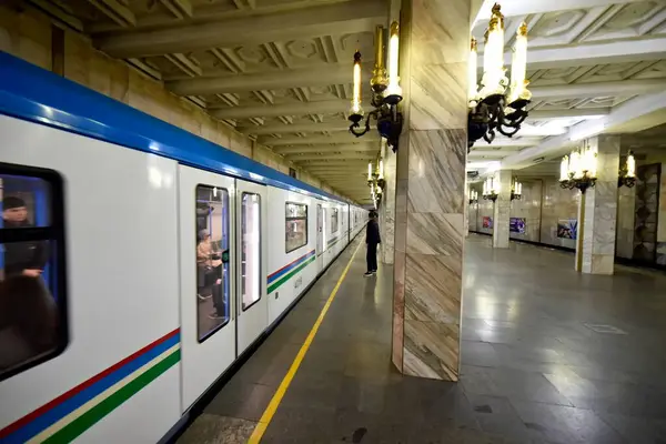 Taşkent Özbekistan 24 Mart 2025 Abdulla Kodiriy Metro İstasyonu 'nun içi