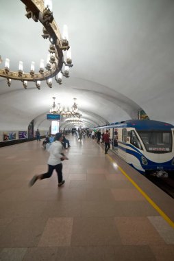 Taşkent, Özbekistan 23 Mart 2025 Chilonzor Metro İstasyonunun içi