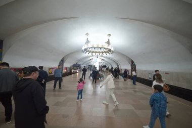 Taşkent, Özbekistan 23 Mart 2025 Chilonzor Metro İstasyonunun içi