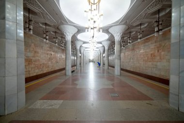 Taşkent, Özbekistan 23 Mart 2025 Chilonzor Metro İstasyonunun içi