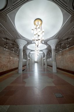Taşkent, Özbekistan 23 Mart 2025 Chilonzor Metro İstasyonunun içi
