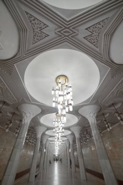 Taşkent, Özbekistan 23 Mart 2025 Chilonzor Metro İstasyonunun içi