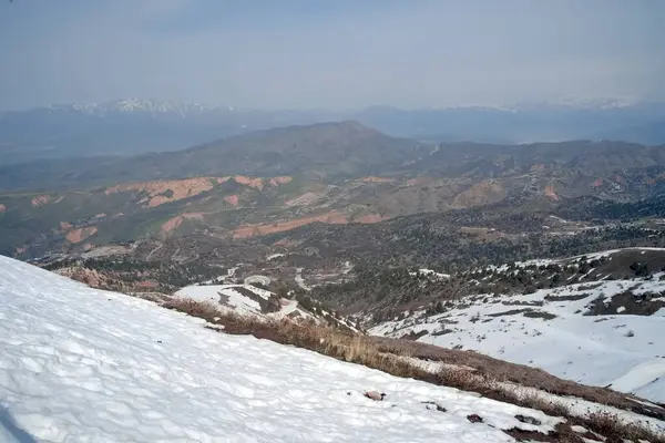 Amirsoy Resort Özbekistan 22 Mart 2025 'te Amirsoy tatil beldesi çevresinde