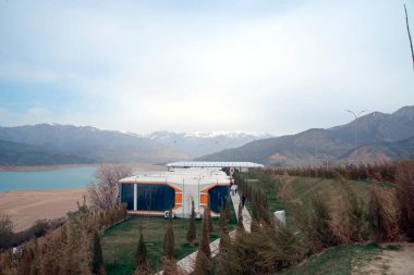 Charvak (korvok) Özbekistan Barajı 22 Mart 2025 Gölün çevresinde gündüz dağların manzarası