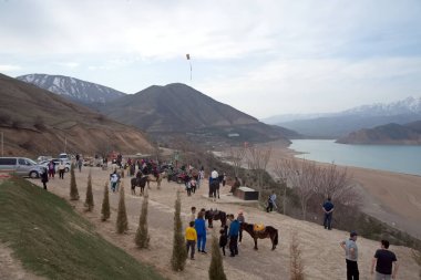 Charvak (korvok) Özbekistan Barajı 22 Mart 2025 Gölün çevresinde gündüz dağların manzarası