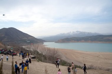 Charvak (korvok) Özbekistan Barajı 22 Mart 2025 Gölün çevresinde gündüz dağların manzarası