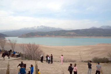 Charvak (korvok) Özbekistan Barajı 22 Mart 2025 Gölün çevresinde gündüz dağların manzarası