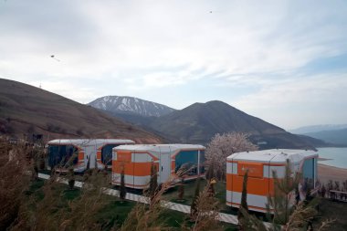 Charvak (korvok) Özbekistan Barajı 22 Mart 2025 Gölün çevresinde gündüz dağların manzarası