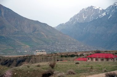 Charvak (korvok) Özbekistan Barajı 22 Mart 2025 Gölün çevresinde gündüz dağların manzarası