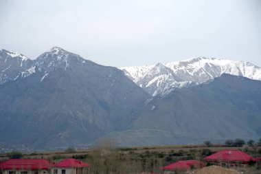 Charvak (korvok) Özbekistan Barajı 22 Mart 2025 Gölün çevresinde gündüz dağların manzarası