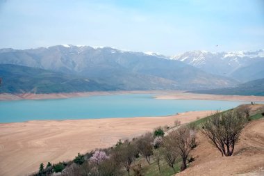 Charvak (korvok) Özbekistan Barajı 22 Mart 2025 Gölün çevresinde gündüz dağların manzarası