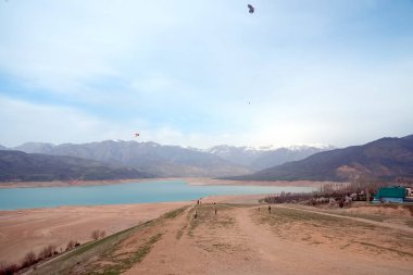 Charvak (korvok) Özbekistan Barajı 22 Mart 2025 Gölün çevresinde gündüz dağların manzarası