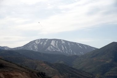 Charvak (korvok) Özbekistan Barajı 22 Mart 2025 Gölün çevresinde gündüz dağların manzarası
